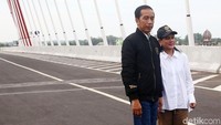 Keduanya kompak mengenakan kemeja warna putih lengan panjang. Namun Jokowi melapisi dengan jaket Bulls Syndicate warna hitam.