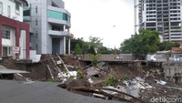Tak tanggung-tanggung, tanah ambles di Jalan Gubeng itu membentuk sebuah lubang besar yang membuat sejumlah bangunan yang berada di jalan tersebut rusak.