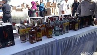 351 botol miras yang mendung etil alkohol yang berasal dari lokal maupun impor. Sementara untuk botol kosong mencapai 58 botol.