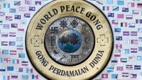 Nampak bendera negara dan juga sejumlah simbol agama yang menghiasi gong tersebut. Hal itu menjadi penanda untuk harmonisasi dan selalu menjaga toleransi juga kedamaian antar manusia dan negara.