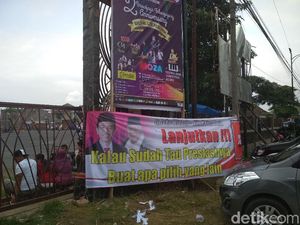 Spanduk Jokowi Kepung Lokasi Kampanye Sandi di Gor Tulungagung