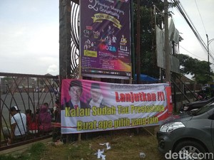 Spanduk Jokowi Kepung Lokasi Kampanye Sandi di Gor Tulungagung