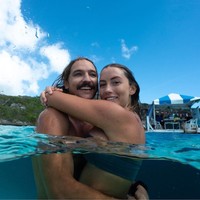 Elayna pun berharap banyak orang melihat video mereka dan terinspirasi melakukan hal serupa meski bukan orang kaya. Meski begitu, ia mengingatkan bahwa hidup di laut tak selamanya indah. Realita keliling dunia adalah malam tanpa tidur, cuaca buruk tak terduga, hari-hari di mana kamu mempertanyakan mengapa melakukan ini awalnya, dan tidak akan ada kaus putih bersir untuk dipakai di kapal, ungkapnya. Foto: Instagram @elayna.carausu