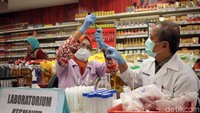 Selain melakukan pengecekan, para petugas pun langsung melakukan uji laboratorium pada sejumlah bahan makanan.