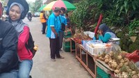 Pantauan di lokasi, banyak pedagang menjajakan oleh-oleh, seperti buah rambutan jenis binjai yang merupakan asli Jogorogo. Selain itu juga ada bengkoang (Sugeng Harianto/detikTravel)