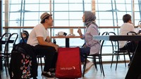 Sedang ada dimana ya? Melki dan juga istri terlihat sedang berduaan menikmati kopi. Foto: Instagram@melki.bajaj