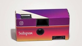 Instax zaman sekarang pun mungkin juga akan lucu jika dibalut warna tema Instagram seperti Fling Camera ini. Foto: Instagram/takemymoney