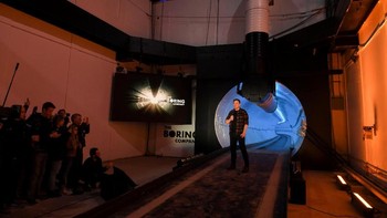 Elon Musk berharap terowongan Boring Company bisa dibuat banyak di bawah tanah dan memudahkan lalu lintas penduduk tanpa perlu khawatir lagi terjebak macet. Foto: Reuters