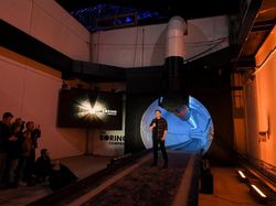 Terowongan Ajaib Elon Musk Bikin Mobil Melesat 240 Km Per Jam