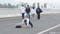 Selebrasi ini terjadi seusai Presiden Joko Widodo meresmikan tiga ruas tol Trans Jawa di Jateng, tepatnya di Jembatan Kalikuto Kendal. (Foto: Ray Jordan/detikcom)