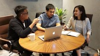 Co-Founder sekaligus CEO Benang Biru, Muhammad Abirafdi, CEO TN Kapital, Tiar Karbala dan Business Manager TNKapital, Amabel Hardojo sedang berbincang tentang pengembangan usaha Benang Biru yang menyediakan one stop solution untuk para pelaku usaha fashion. Foto: dok. Benang Biru