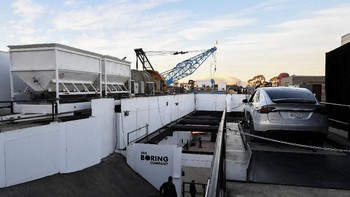 Mobil Tesla yang dimodifikasi siap dimasukkan ke dalam prototipe terowongan yang dibuat perusahaan baru Elon Musk, The Boring Company. Foto: Reuters