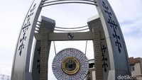 Selain terdapat beragam bendera negara dan juga simbol keagamaan, diatas Gong Perdamaian Dunia itu pun nampak terpasang lambang Pancasila.