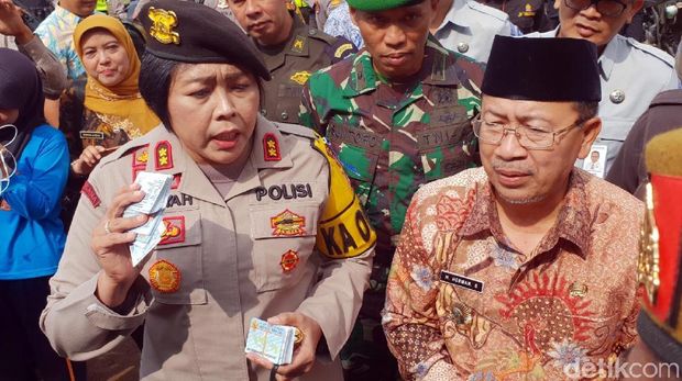 Polres Cianjur Musnahkan Ribuan e-KTP Rusak dan Minuman Keras