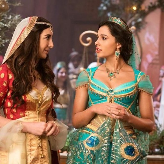 Putri Jasmine mengenakan busana warna hijau toska yang dilengkapi tiara dan veil. Jika di film animasi, dia memakai baju warna biru muda, maka di versi live-action warna bajunya lebih cerah. Foto: dok. Daniel Smith/Disney