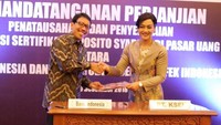 Penandatanganan Perjanjian Kerja sama itu dilakukan oleh M. Anwar Bashori (Kepala Departemen Ekonomi dan Keuangan Syariah (DEKS) Bank Indonesia) dan Friderica Widyasari Dewi (Direktur Utama KSEI) disaksikan Arif Budiman (Deputi Direktur Pengawasan Transaksi Efek OJK). Foto: dok. KSEI