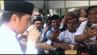 Keseruan Presiden Jokowi Cicipi 'Koling' di Madura