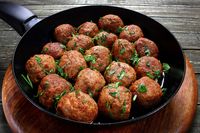 Bikin Sendiri Bola Daging Saus Tomat yang Enak dengan Cara Ini
