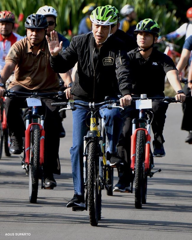 Jaket hitam Jokowi berasal dari brand lokal asal solo bernama Bulls Syndicate. Desain yang bulky namun stylish membuat jaket untuk pengendara sepeda motor ini cocok dipakai ke berbagai acara. Foto: Dok. Instagram/Joko Widodo