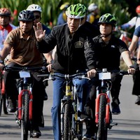 Jaket hitam Jokowi berasal dari brand lokal asal solo bernama Bulls Syndicate. Desain yang bulky namun stylish membuat jaket untuk pengendara sepeda motor ini cocok dipakai ke berbagai acara. Foto: Dok. Instagram/Joko Widodo