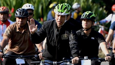 Jaket Buatan Brand Lokal Solo Ini Lagi Sering Dipakai Jokowi ke Mana-mana