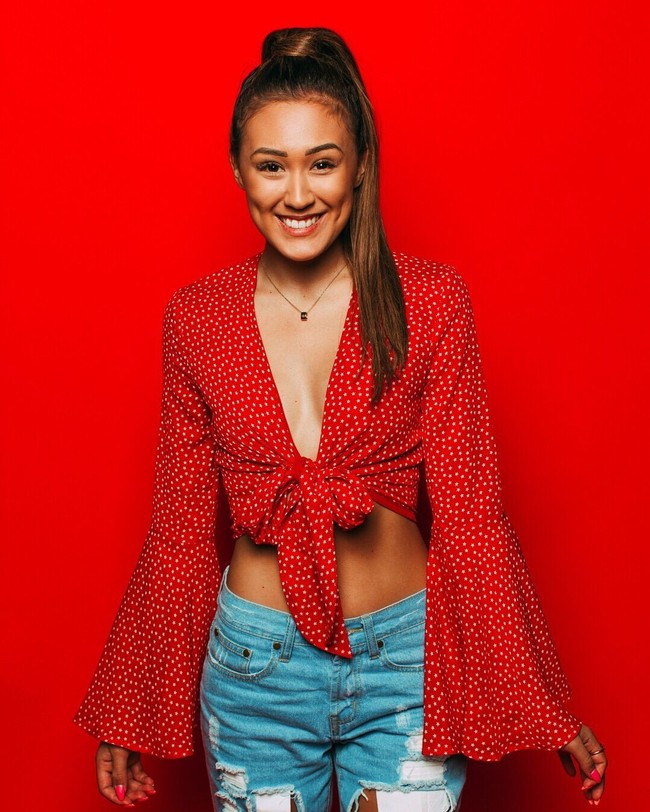 Lauren Riihimaki adalah pemilik dari kanal LaurDIY. Sesuai dengan nama akunnya, Lauren banyak mengunggah video seputar pembuatan barang yang bisa dilakukan sendiri. Belakangan, ia pun kerap posting video bertema pribadi hingga haul. Foto: Instagram