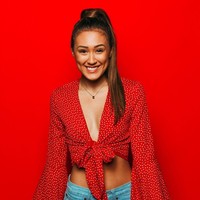 Lauren Riihimaki adalah pemilik dari kanal LaurDIY. Sesuai dengan nama akunnya, Lauren banyak mengunggah video seputar pembuatan barang yang bisa dilakukan sendiri. Belakangan, ia pun kerap posting video bertema pribadi hingga haul. Foto: Instagram
