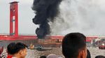 Kapal BBM Meledak di Bawah Jembatan Ampera