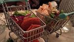 Bukan Pakai Piring, Penyajian Makanan Ini Pakai Tutup Tempat Sampah hingga Pot