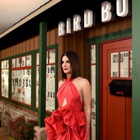 Hair-do Sandra yang bergaya bob juga semakin membuat penampilan Sandra ini lebih kekinian dan fresh.  Foto: Getty Images