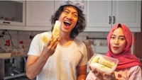 Rambut masih gondrong. Begini nih gaya Melki saat menikmati durian. Foto: Instagram@melki.bajaj