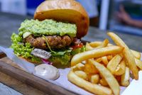 Pria Magelang yang Nikahi Bule Cantik Ternyata Punya Usaha Burger