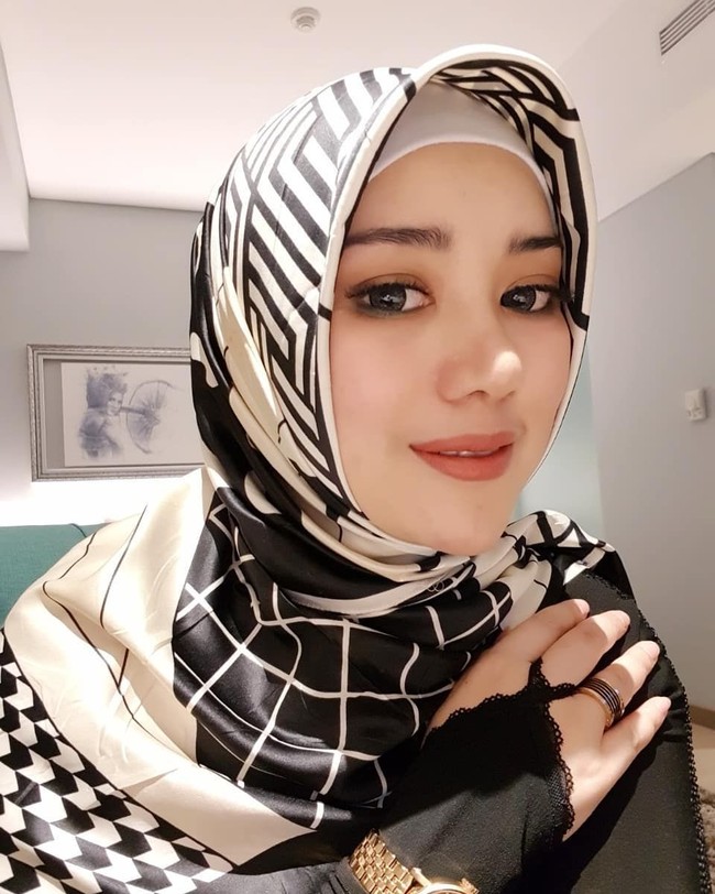 Pengusaha sukses itu juga tampak menyukai hijab segi empat motif. Ia terlihat beberapa kali memakai hijab segi empat bercorak yang hits di kalangan hijabers. Foto: Instagram/Bebisilvana