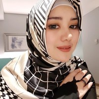Pengusaha sukses itu juga tampak menyukai hijab segi empat motif. Ia terlihat beberapa kali memakai hijab segi empat bercorak yang hits di kalangan hijabers. Foto: Instagram/Bebisilvana