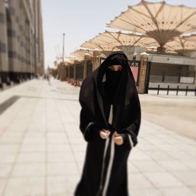 Itu bukan kali pertama Bebi memakai hijab bercadar. Saat beribadah di Tanah Suci, ia memakai cadar dan abaya. Pemakaian cadar di Mekah memang lazim bagi para muslimah. Foto: Instagram/Bebisilvana
