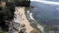 Letaknya yang agak tersembunyi dan suasananya yang sepi, membuat Nglolang serasa pantai pribadi (Pradito Rida Pertana/detikTravel)