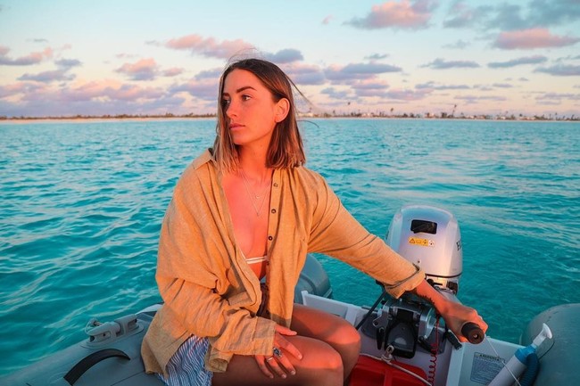 Pasangan Elayna Carausu dan Riley Whitelum hidup dalam impian para millennial. Anti-mainstream, keduanya menjalani keseharian di lautan dalam sebuah kapal dengan tujuan berkeliling dunia.  Foto: Instagram @elayna.carausu