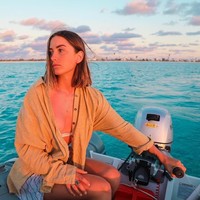 Pasangan Elayna Carausu dan Riley Whitelum hidup dalam impian para millennial. Anti-mainstream, keduanya menjalani keseharian di lautan dalam sebuah kapal dengan tujuan berkeliling dunia.  Foto: Instagram @elayna.carausu