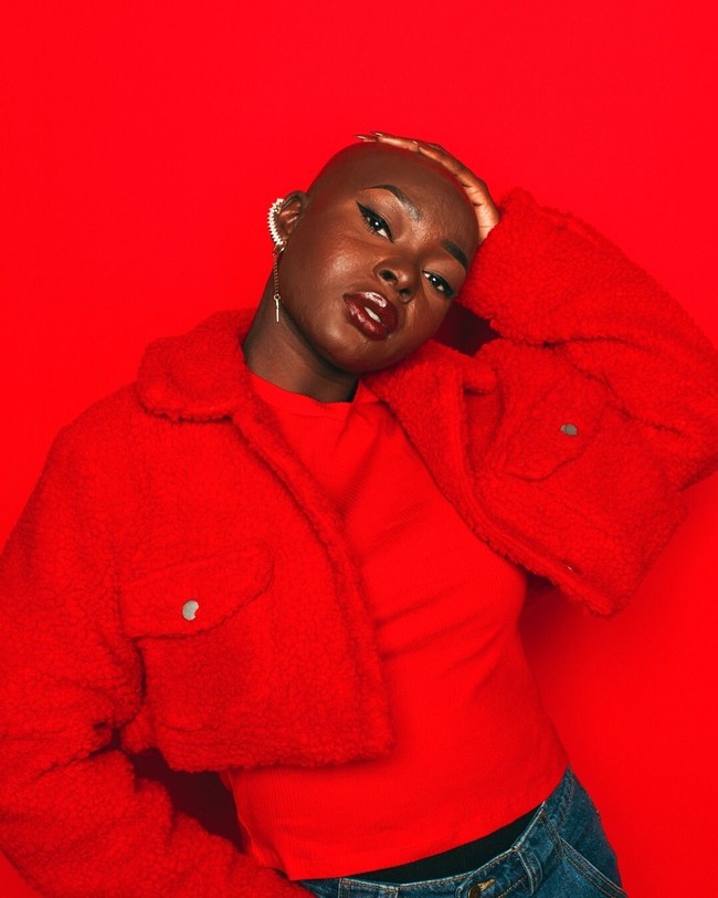 Shalom Blac punya lebih dari 1,1 juta pengikut di YouTube. Ia menjadi representasi para wanita yang punya tampilan berbeda namun tetap bisa tampil cantik dan percaya diri. Wanita yang kulitnya terbakar minyak panas ketika kecil tersebut kerap menunjukkan cara merias. Foto: Instagram