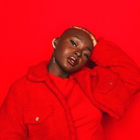 Shalom Blac punya lebih dari 1,1 juta pengikut di YouTube. Ia menjadi representasi para wanita yang punya tampilan berbeda namun tetap bisa tampil cantik dan percaya diri. Wanita yang kulitnya terbakar minyak panas ketika kecil tersebut kerap menunjukkan cara merias. Foto: Instagram