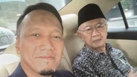 Irfan wahid alias Ipang Wahid jadi sosok dibalik lagu Bohemian Parody yang dinyanyikan oleh grup bernama Qasidah Queeniyah. Ipang Wahid merupakan anak dari pengasuh Ponpes Tebuireng Jombang sekaligus adik KH Abdurrahman Wahid (Gus Dur), KH Sholahuddin Wahid (Gus Sholah). Foto: Instagram ipangwahid