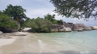 Yang membuat pantai di Belitung berbeda dari pantai lainnya di Indonesia adalah bebatuan granitnya. (Syanti/detikTravel)