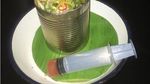 Bukan Pakai Piring, Penyajian Makanan Ini Pakai Tutup Tempat Sampah hingga Pot