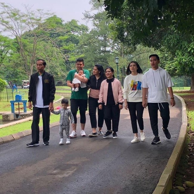 Jaket hitam yang juga dipakai Jokowi ketika foto bersama keluarga ini ternyata hadiah dari putranya, Gibran Rakabuming. Mas Gibran sebelumnya sudah pernah beli, dan katanya Bapak mau pakai. Waktu lagi di Solo, dia tanya lagi, Ada lagi gak selain yang merah? Kita langsung suruh pilih ke toko kita, ungkap Aditya pemilik Bulls Syndicate kepada Wolipop lewat sambungan telepon, Kamis (20/12/2018). Foto: Dok. Instagram/Joko Widodo