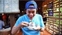 Selain doyan makan, Melki juga sangat menyukai kopi, terutama kopi susu.  Foto: Instagram@melki.bajaj
