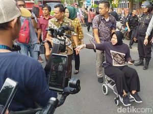 Kunjungi Jalan Gubeng yang Ambles, Risma Dibuat Geram Truk Pasir