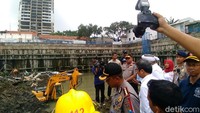 Kapolda Jatim Irjen Pol Luki Hermawan pun telah menginstruksikan untuk melakukan sterilisasi sejumlah bangunan yang terdampak dari tanah ambles di Jalan Gubeng.