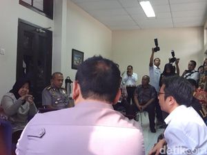 Masih Sakit, Risma Tinjau Lokasi Jalan Gubeng yang Ambles