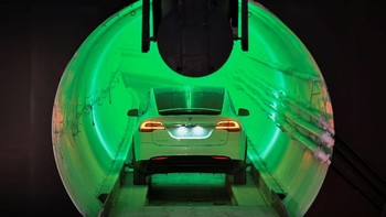 Mobil akan diturunkan ke terowongan dengan lift kemudian dipasang ke jalurnya. Mobil itu bisa melaju dengan kecepatan tinggi secara otonom berkat tenaga listrik dan ban khusus.Terowongan ini dapat mengubah mobil normal menjadi kendaraan pasif yang stabil dengan menambahkan roda dengan stabilisasi sehingga dapat melesat di terowongan sempit, kata Elon. Foto: Reuters