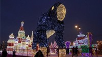 Ada berbagai instalasi yang menarik menandai musim perayaan Natal dan Tahun Baru 2019 di Rusia. Saat malam, instalasi ini akan menyala, cantik untuk dijadikan objek foto (Reuters/BBC)